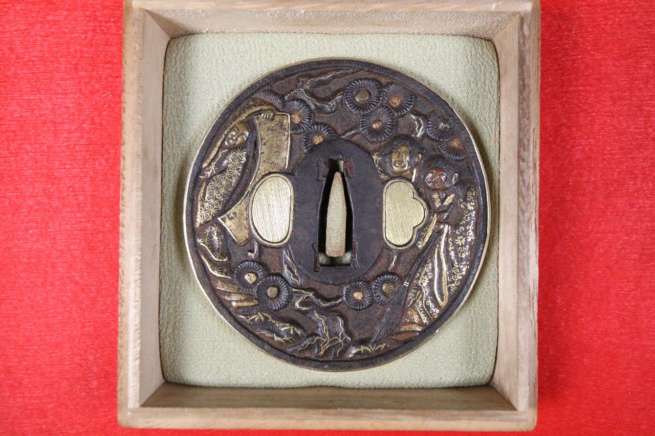 鐔】無銘 藻柄子入道宗典（鉄地金象嵌金色絵鐔）刀鍛G放出品！ | 武修堂